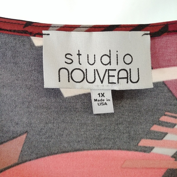 ✨3 for $30✨ Red Print Tunic Button Detail NWOT - Picture 4 of 7